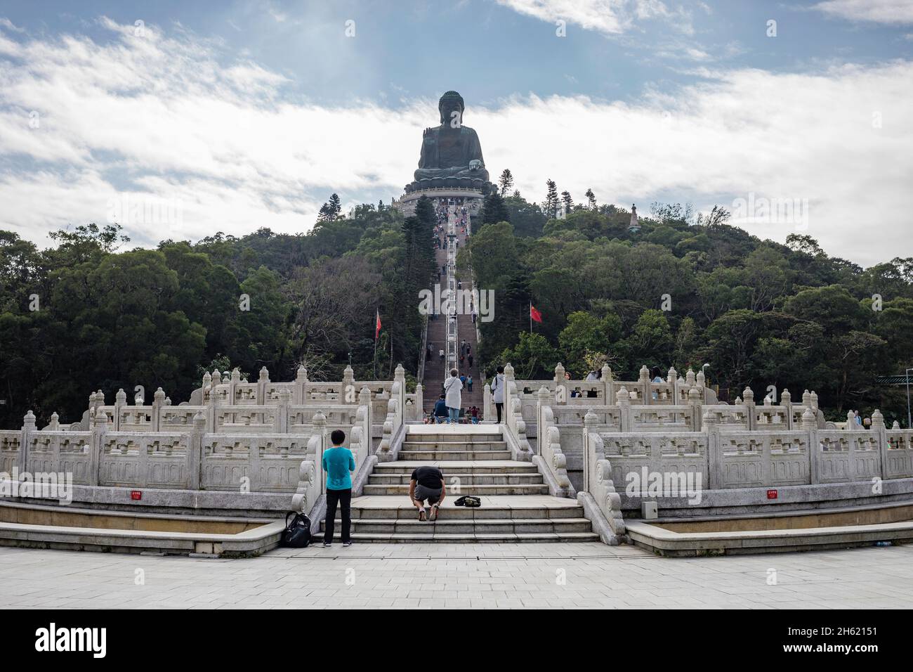 priant au bouddha tian, ngong ping piazza, lantau Banque D'Images
