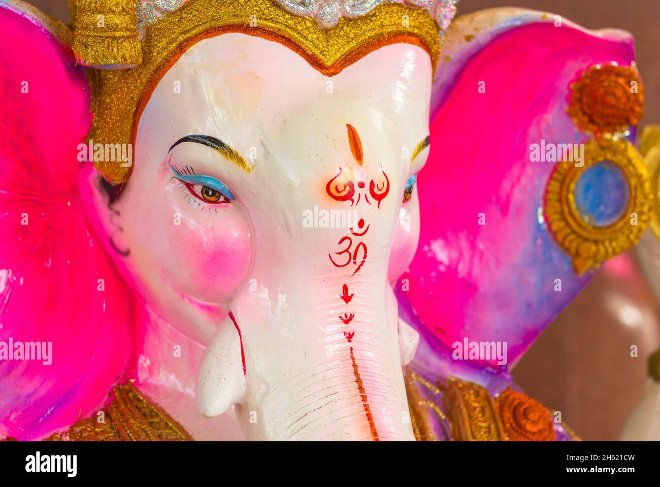 Gros plan de Dieu Ganesh image colorée avec le symbole Om sur le visage Banque D'Images