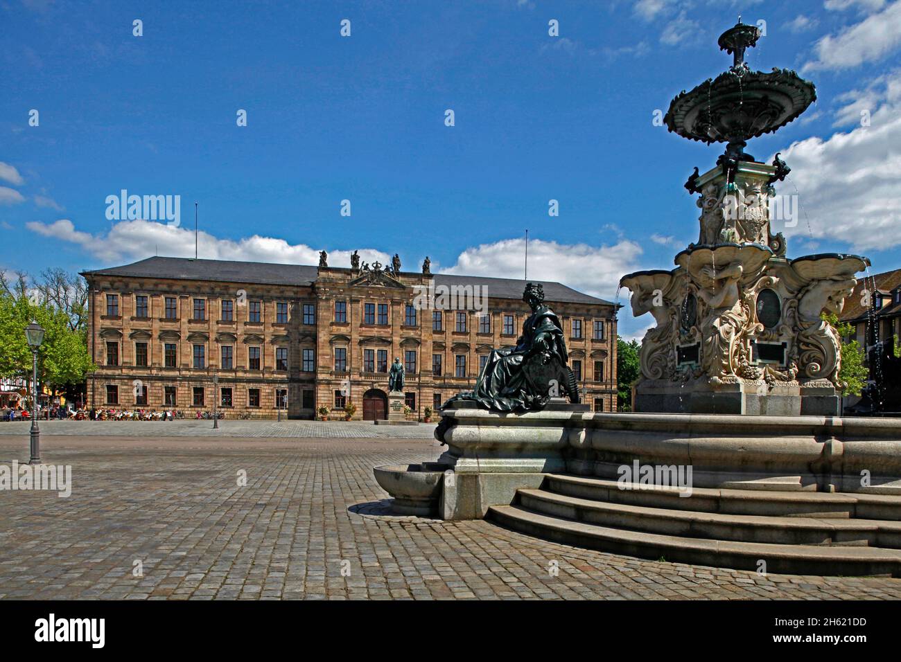 place du marché,paulibrunnen,1886,château baroque margravial,construit 1700-1704,brûlé en 1814,siège de l'université friedrich-alexander depuis 1825,monument margrave,1843,erlangen,bavière,allemagne Banque D'Images