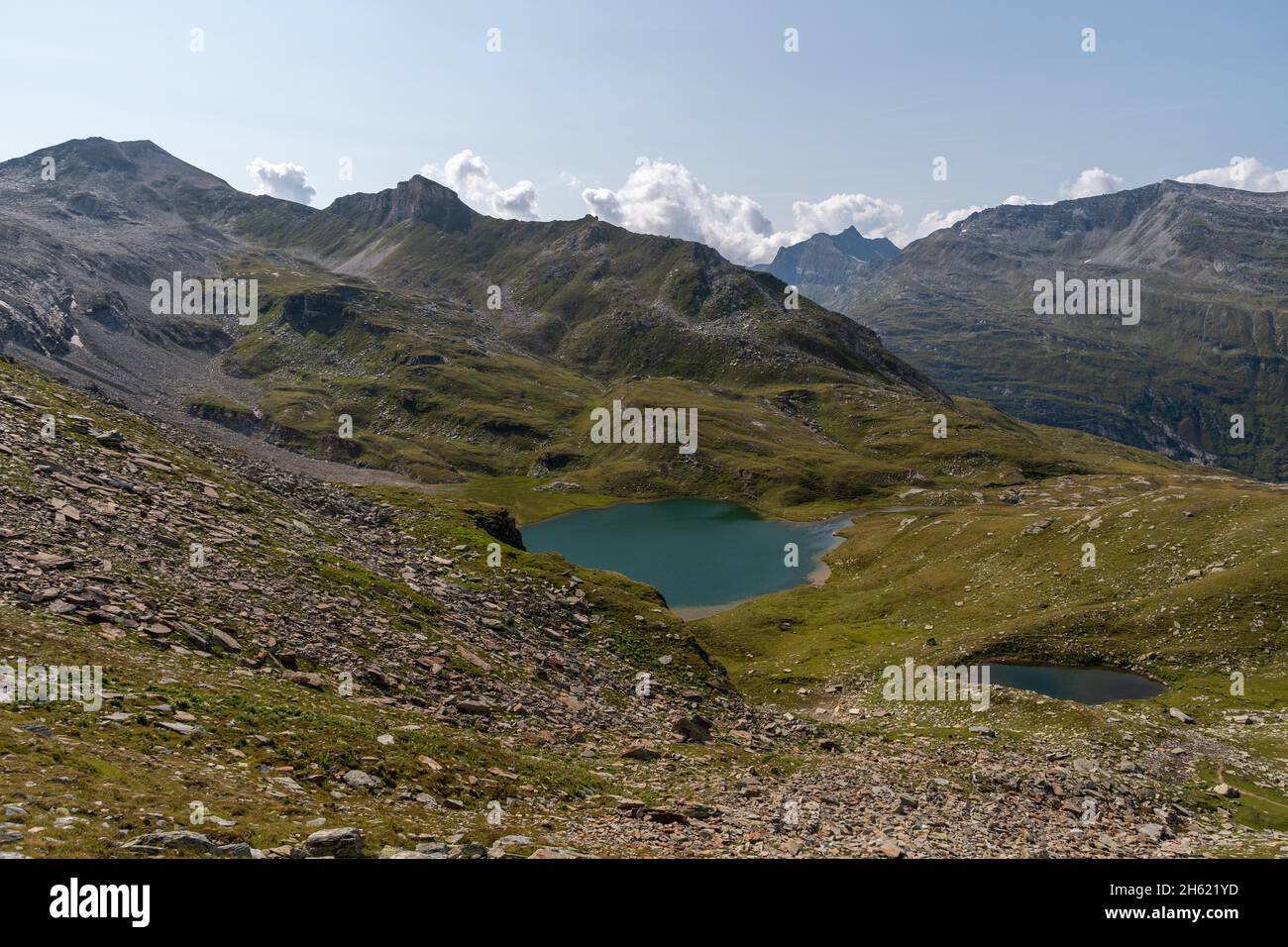 Vals, Suisse, 21 août 2021 petit lac dans les montagnes par une journée ensoleillée Banque D'Images