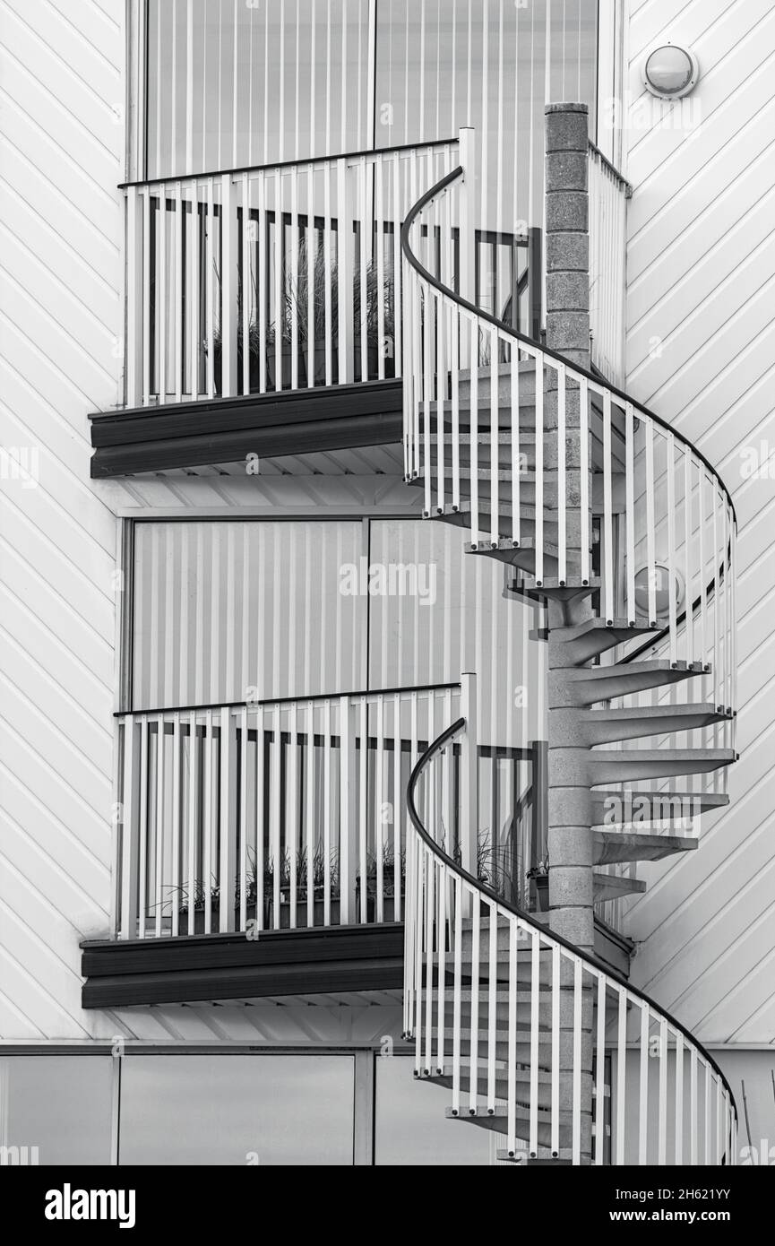 Escalier en colimaçon et deux balcons, noir et blanc, monochrome, minimaliste Banque D'Images