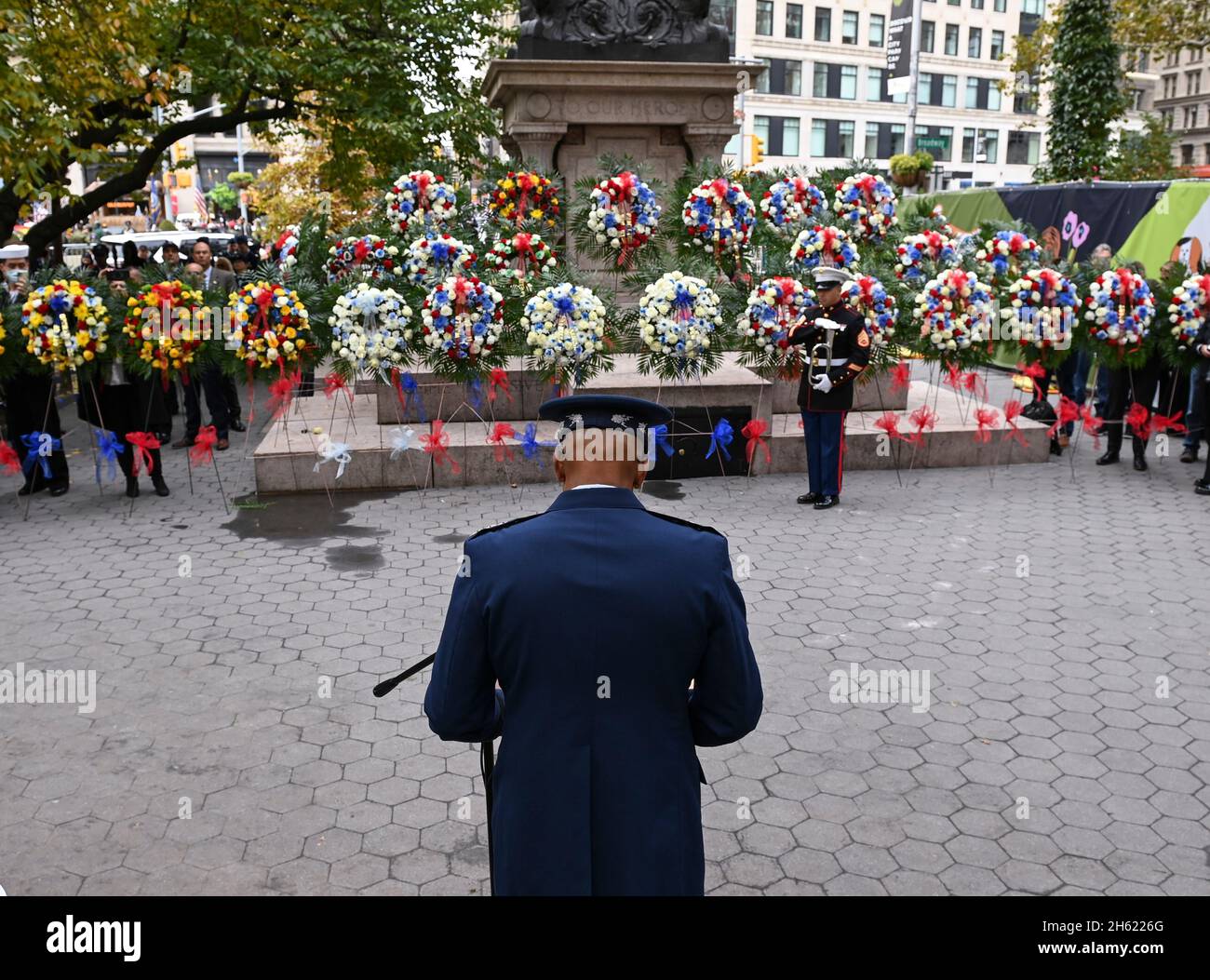 New York, États-Unis d'Amérique.11 novembre 2021.Le général CQ Brown, Jr., chef d'état-major de la Force aérienne des États-Unis, parle lors d'une cérémonie de la couronne marquant le jour des anciens combattants à Madison Square Park, le 11 novembre 2021 à New York City, New York.Crédit : TSgt.Ryan Conroy/USCG photo/Alamy Live News Banque D'Images