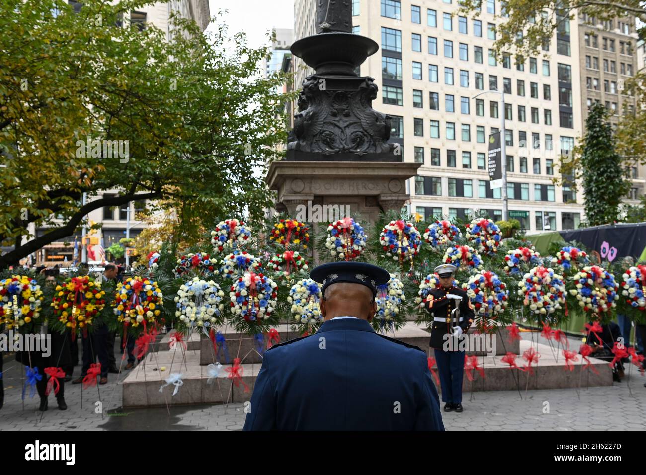 New York, États-Unis d'Amérique.11 novembre 2021.Le général CQ Brown, Jr., chef d'état-major de la Force aérienne des États-Unis, parle lors d'une cérémonie de la couronne marquant le jour des anciens combattants à Madison Square Park, le 11 novembre 2021 à New York City, New York.Crédit : TSgt.Ryan Conroy/USCG photo/Alamy Live News Banque D'Images