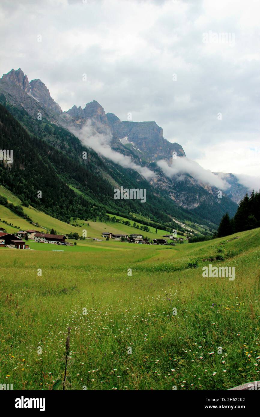 vue de mühlendorf près de gschnitz im gschnitztal vers kirchdachspitze (2840m), wipptal, tyrol, autriche, alpes de stubai Banque D'Images