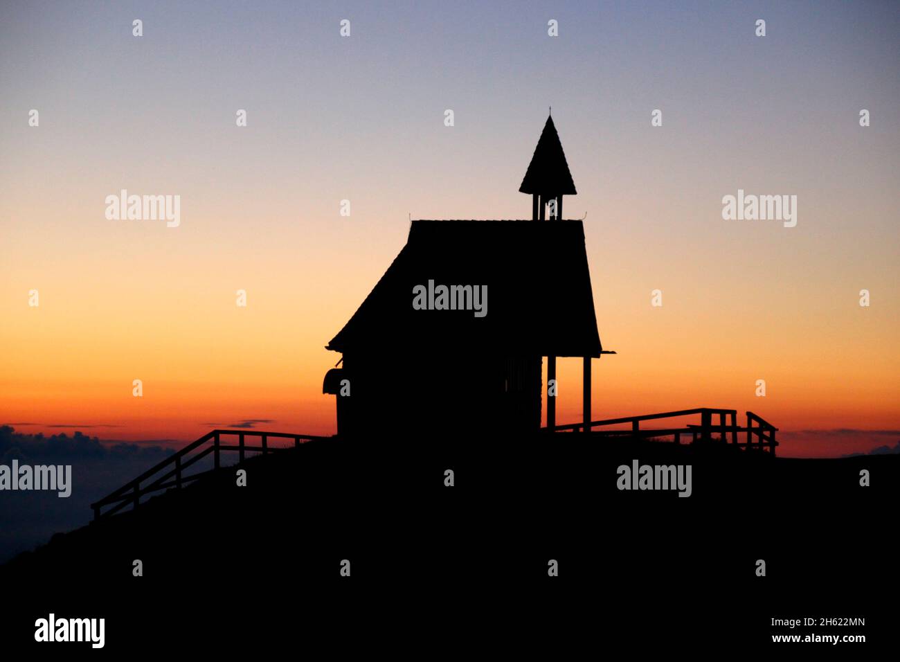 chapelle sur le steinling alm sous le kampenwand,bavière,haute-bavière,kampenwand (1669 m) dans le chiemgau,lever du soleil alpes de chiemgau,près d'aschau,sud de l'allemagne,allemagne Banque D'Images