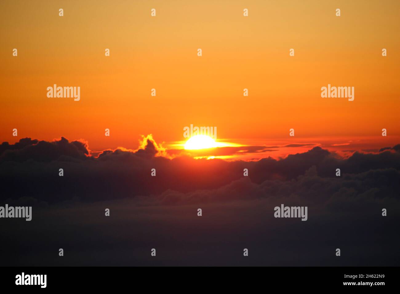 lever de soleil atmosphérique pendant une randonnée au sommet du kampenwand (1669 m) à chiemgau, vue sur la mer des nuages, alpes de chiemgau, près d'aschau, haute-bavière, bavière, sud de l'allemagne, allemagne Banque D'Images