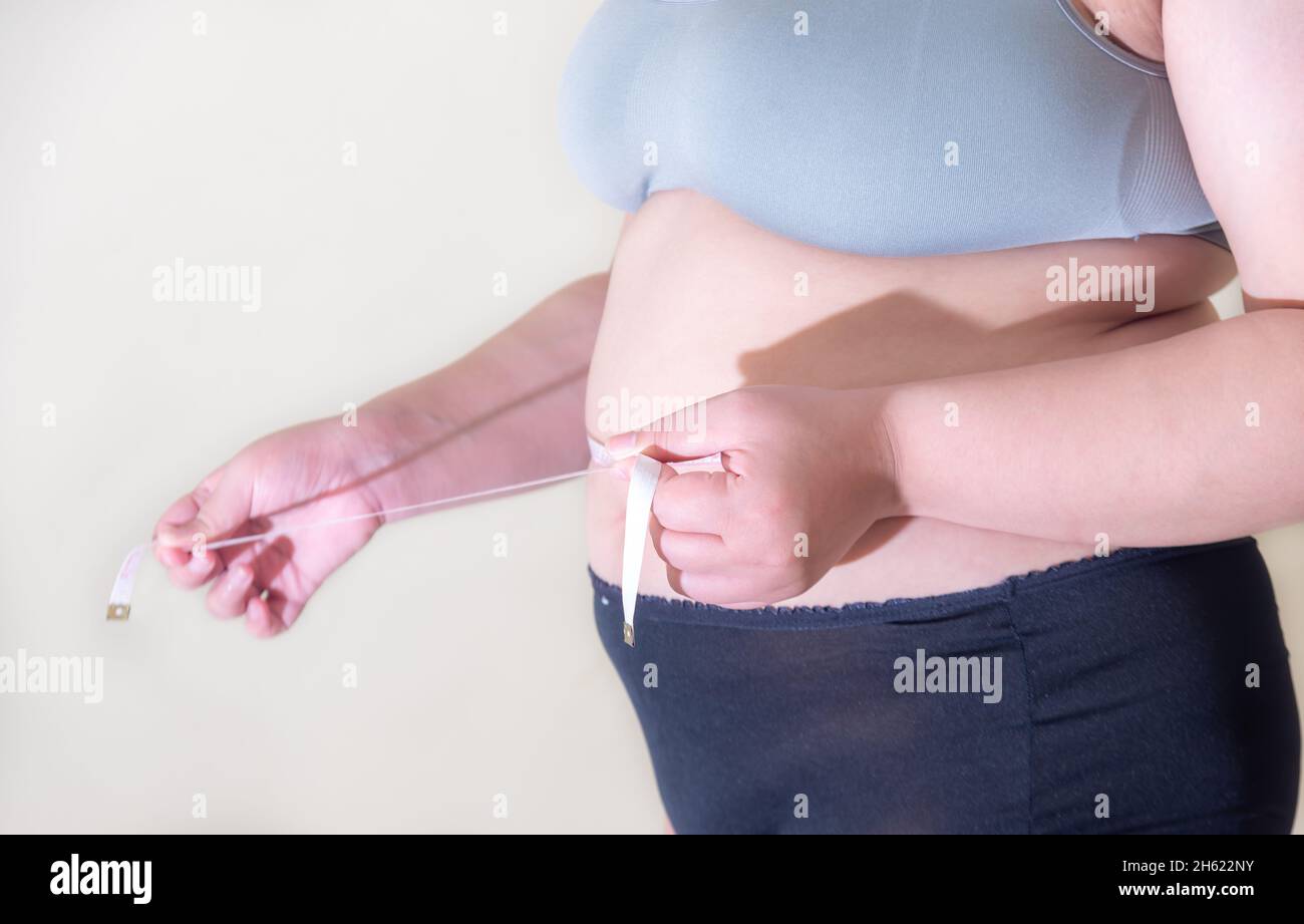 Les femmes de gras., les femmes de ventre en surpoids, de façonner le muscle sain d'estomac, et le mode de vie de régime, pour réduire le concept de ventre. Banque D'Images