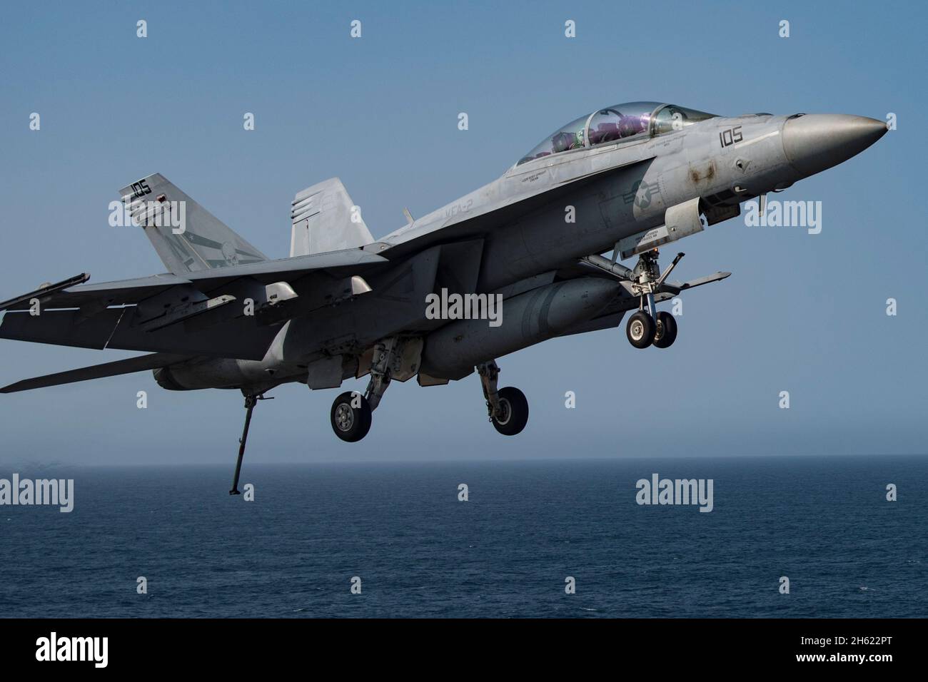 Reportage : des opérations de vol sur le porte-avions nucléaire de classe Nimitz USS Carl Vinson, en cours dans l'océan Pacifique, comme l'a vu le Secrétaire de la Défense, Mark T. Esper, était à bord pour une visite, le 17 septembre 2020. Banque D'Images