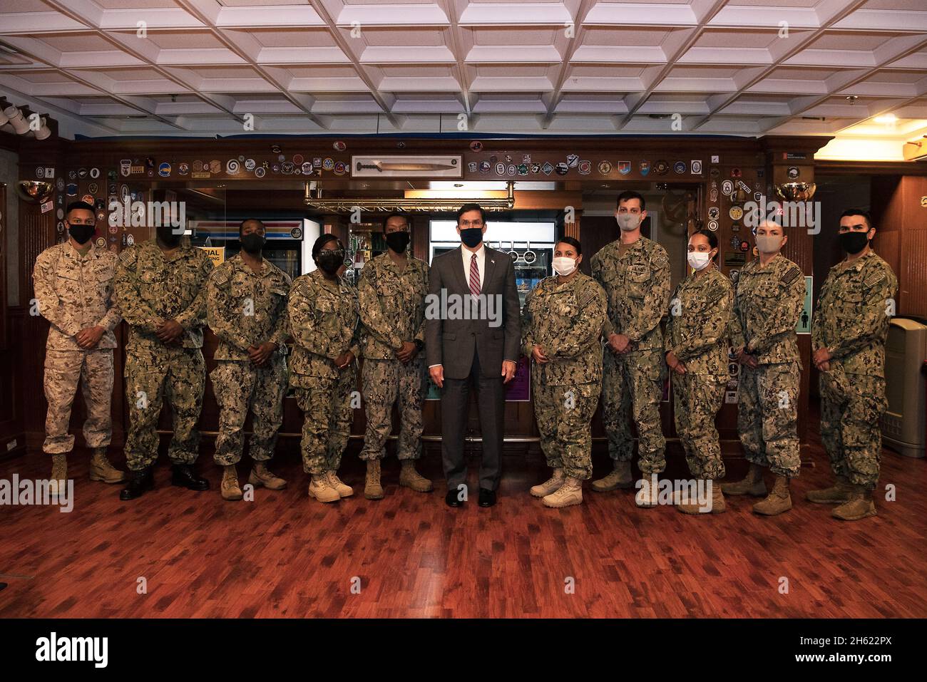 Reportage : le secrétaire à la Défense, Mark T. Esper, visite des troupes stationnées à l'activité de soutien naval de Bahreïn, le 28 octobre 2020. Banque D'Images