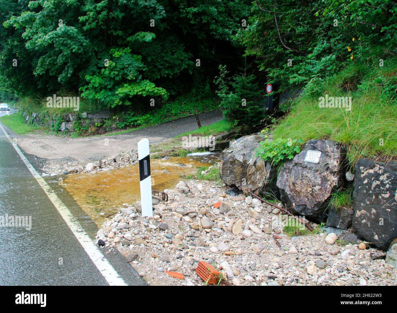 dégâts d'eau à mittenwald,inondation,environnement,dommages environnementaux,europe,allemagne,bavière,haute-bavière,werdenfelser land,été,18.07.2021,route boueuse,signalisation, Banque D'Images