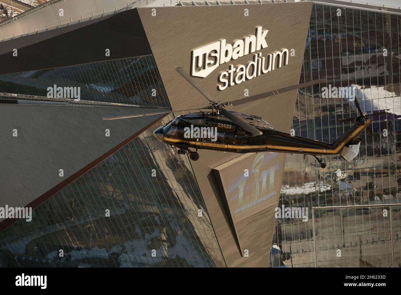 Un hélicoptère UH-60 Black Hawk des douanes et de la protection des frontières, des opérations aériennes et maritimes des États-Unis survole le stade de la banque américaine avant le Super Bowl LII à Minneapolis, au Minnesota, le 29 janvier 2018. Banque D'Images