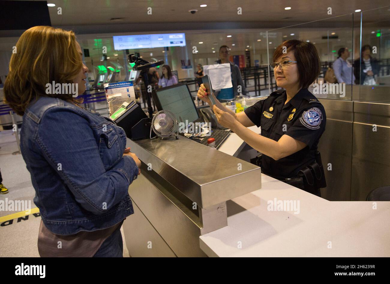 Les agents du Bureau des opérations sur le terrain des douanes et de la protection des frontières des États-Unis traitent les arrivées internationales de vols de passagers à l'aéroport international Boston Logan le 21 juin 2017 à Boston, Mass Banque D'Images