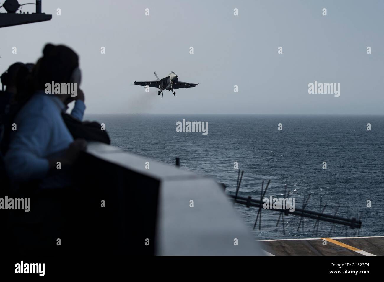Reportage : des opérations de vol sur le porte-avions nucléaire de classe Nimitz USS Carl Vinson, en cours dans l'océan Pacifique, comme l'a vu le Secrétaire de la Défense, Mark T. Esper, était à bord pour une visite, le 17 septembre 2020. Banque D'Images