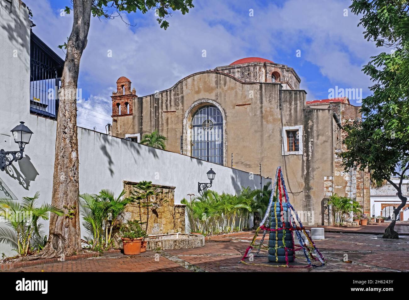Panthéon national / Panteón de la Patria vu de la Plaza Maria de Toledo dans la Ciudad Colonial de la ville de Santo Domingo, République Dominicaine Banque D'Images