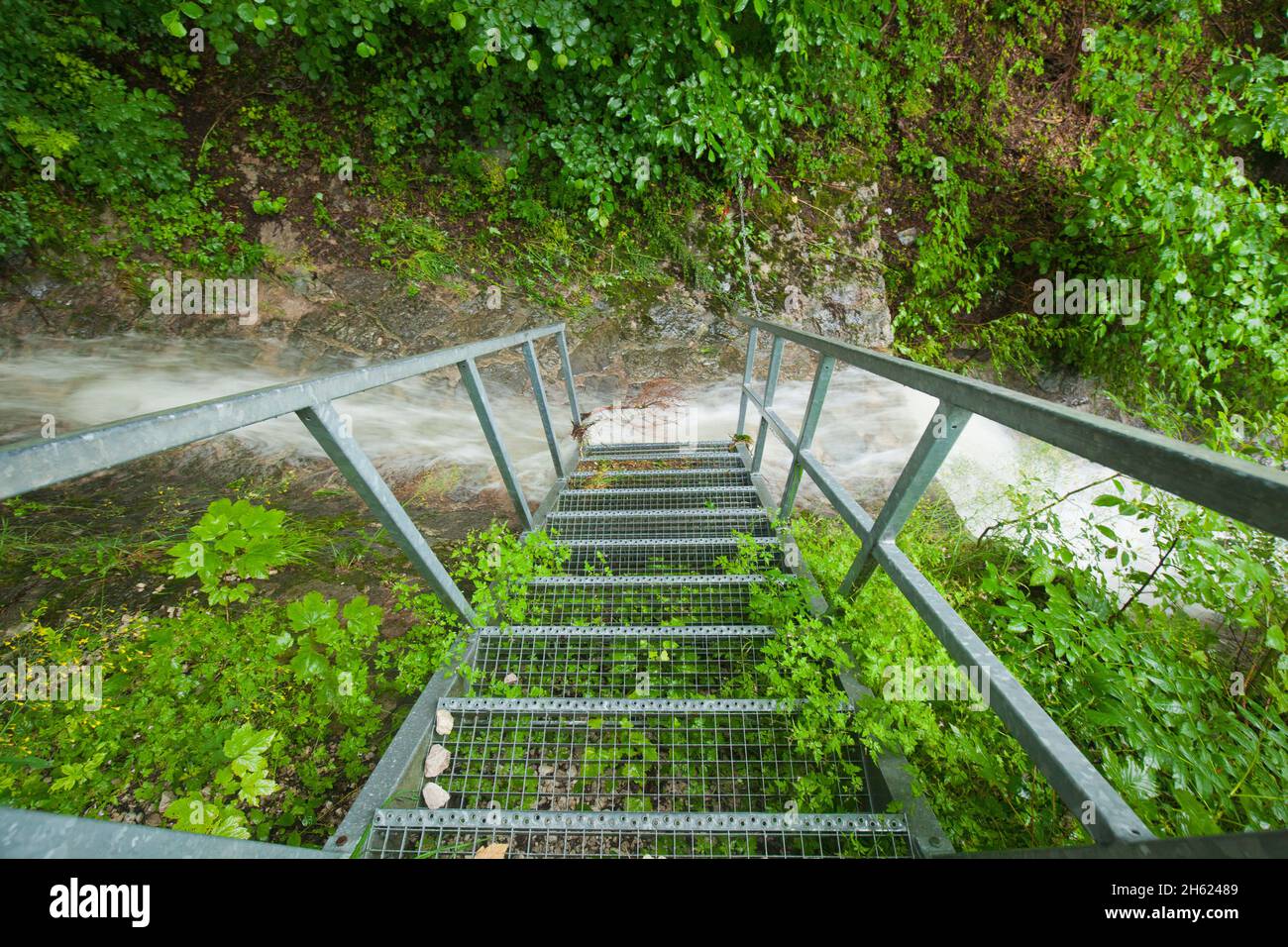 torrent sur le sentier de randonnée jusqu'à la cabane mittenwalder, situation de tempête le 18,2021 juillet Banque D'Images