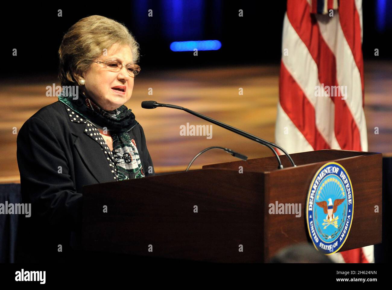 La survivante de l'Holocauste, Charlene Schiff, raconte son odyssée pendant qu'elle parle lors d'un souvenir de l'Holocauste qui s'est tenu dans l'Auditorium du Pentagone le jeudi 19 avril 2012.Le ministre israélien de la défense, Ehud Barak, était également présent. Banque D'Images La survivante de l'Holocauste, Charlene Schiff, raconte son odyssée pendant qu'elle parle lors d'un souvenir de l'Holocauste qui s'est tenu dans l'Auditorium du Pentagone le jeudi 19 avril 2012.Le ministre israélien de la défense, Ehud Barak, était également présent. Banque D'Images
