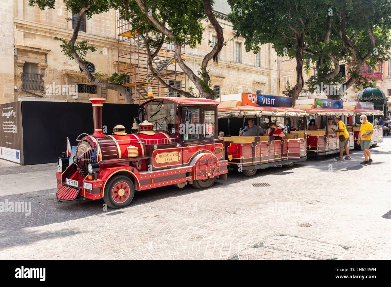 Le rouge Malta Fun train - Muson River 1894.Un train touristique à Valletta, Malte Banque D'Images