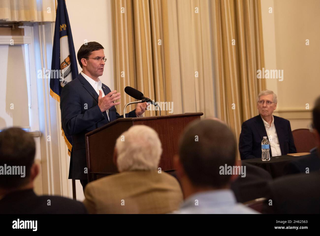 Reportage : le secrétaire à la Défense, Mark Esper, s'exprime à l'événement de l'Alliance de développement régional KNOX avec le sénateur Mitch McConnell, au Club universitaire de l'Université de Louisville, Louisville, Kentucky, le 4 octobre 2019. Banque D'Images