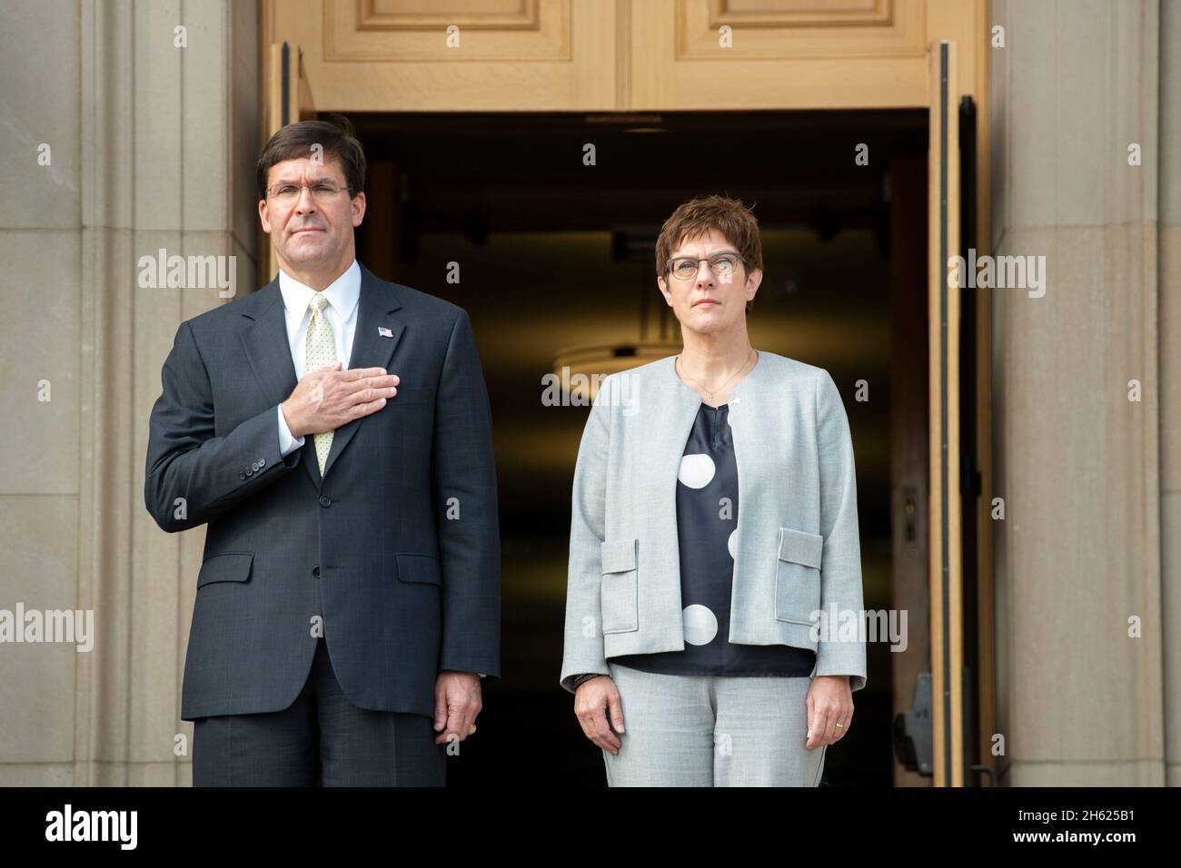 Reportage : le Secrétaire américain à la Défense, Mark T. Esper, accueille le ministre allemand de la Défense, Annegret Kramp-Karrenbauer, pour un cordon d'honneur et une réunion bilatérale, au Pentagone, Washington, D.C., le 23 septembre,2019. Banque D'Images