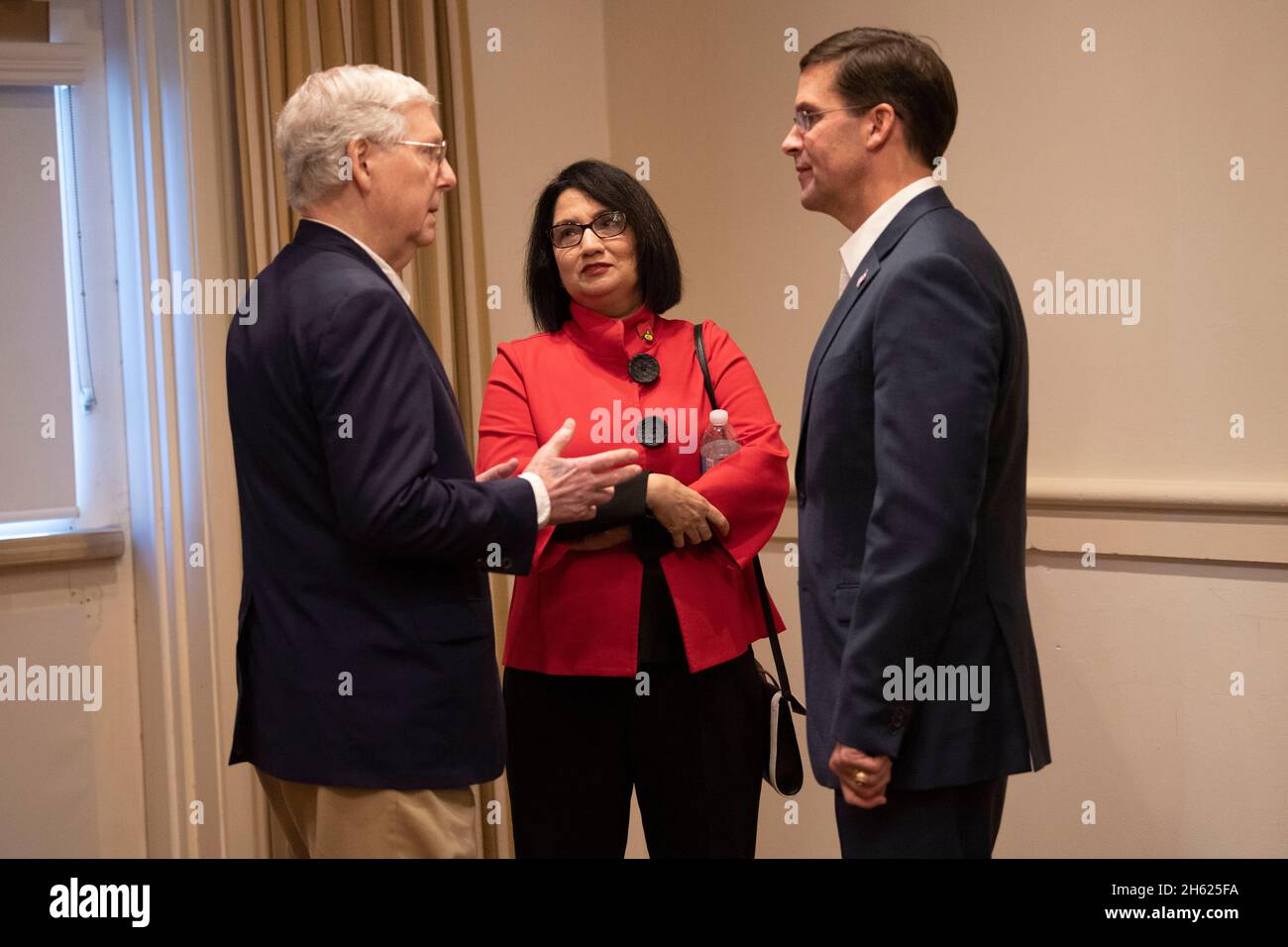 Reportage : le secrétaire à la Défense, Mark Esper, et le sénateur Mitch McConnell rencontrent le président de l'Université de Louisville, Neeli Bendapudi, à l'Université de Louisville, Louisville, Kentucky, le 4 octobre 2019. Banque D'Images