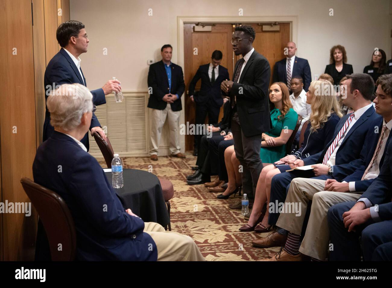 Reportage : le secrétaire à la Défense, Mark Esper, et le sénateur Mitch McConnell rencontrent des étudiants du programme McConnell Scholars, à l'Université de Louisville, Louisville, Kentucky, le 4 octobre 2019. Banque D'Images