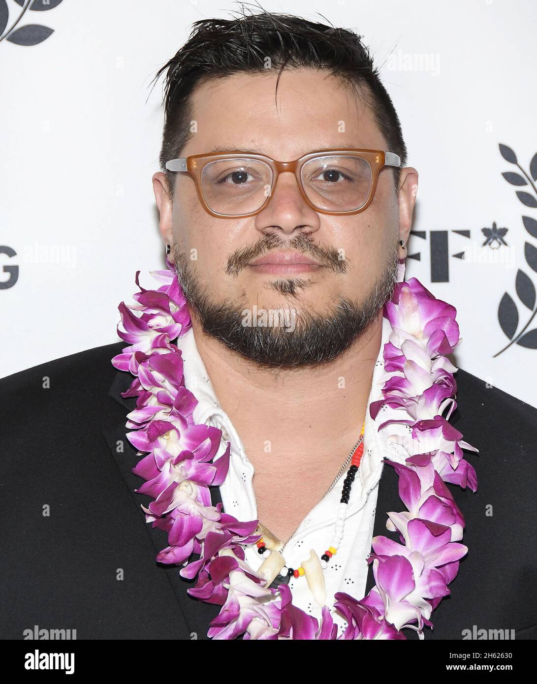 Los Angeles, États-Unis.11 novembre 2021.Le réalisateur Sterlin Harjo arrive au 41e Festival International du film de Hawai'i - L'AMOUR ET LA FUREUR projection qui a eu lieu au Consolidated Theaters à Honolulu, HI, le jeudi 11 novembre 2021.(Photo par Sthanlee B. Mirador/Sipa USA) crédit: SIPA USA/Alay Live News Banque D'Images