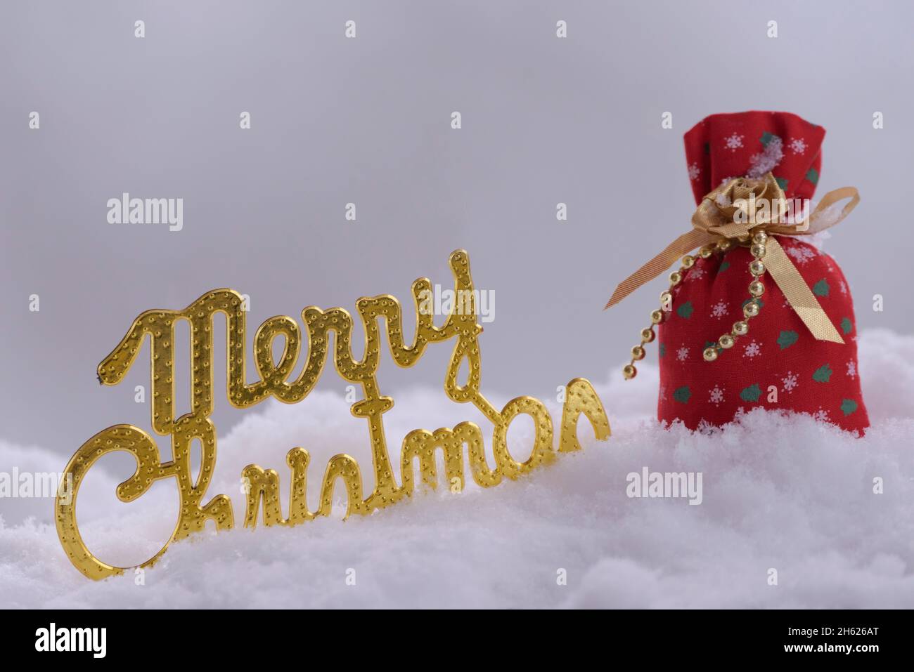 Mot merry chrismas avec un sac dans la neige Banque D'Images