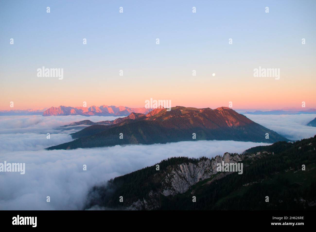 randonnée au sommet du kampenwand (1669 m) à chiemgau, vue sur la mer des nuages, alpes de chiemgau, près d'aschau, haute-bavière, bavière, sud de l'allemagne, allemagne Banque D'Images