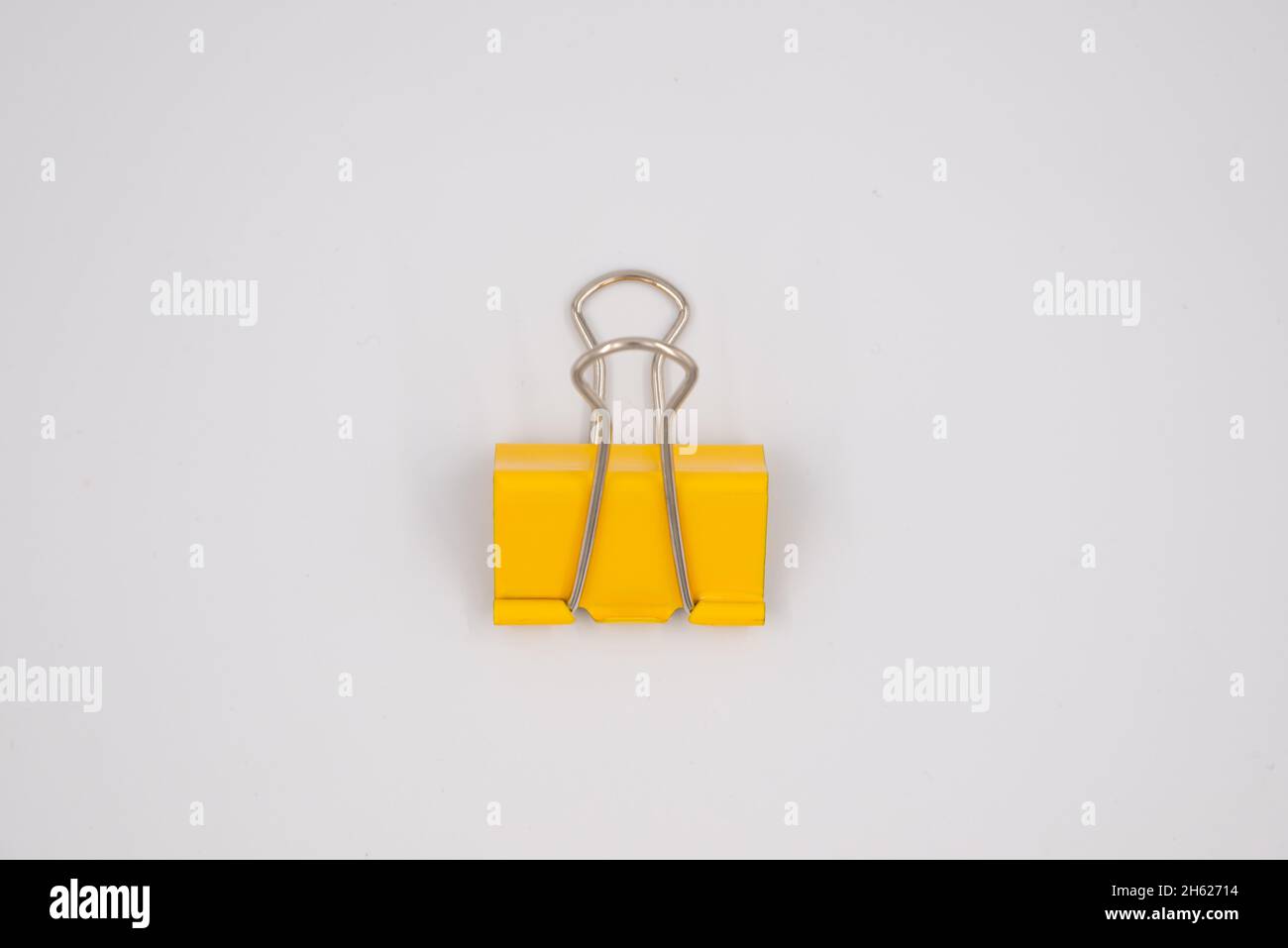 Jaune trombone isolé sur fond blanc. Banque D'Images