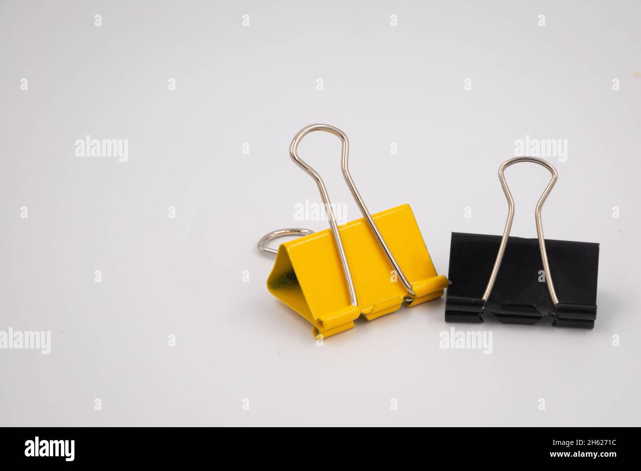 Jaune et noir trombone isolé sur fond blanc. Banque D'Images