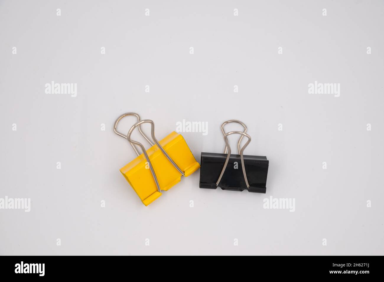 Jaune et noir trombone isolé sur fond blanc. Banque D'Images