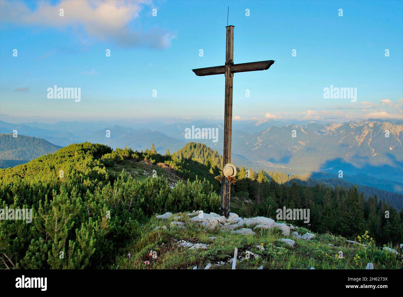 sommet croix,chapeau,randonnée à klaffen 1829m,estergebirge,coucher de soleil,pins de montagne,pin de montagne,pinus mugo,vue sur les montagnes karwendel,europe,allemagne,bavière,haute-bavière,werdenfelser land,alpenwelt karwendel,isar valley,krün Banque D'Images