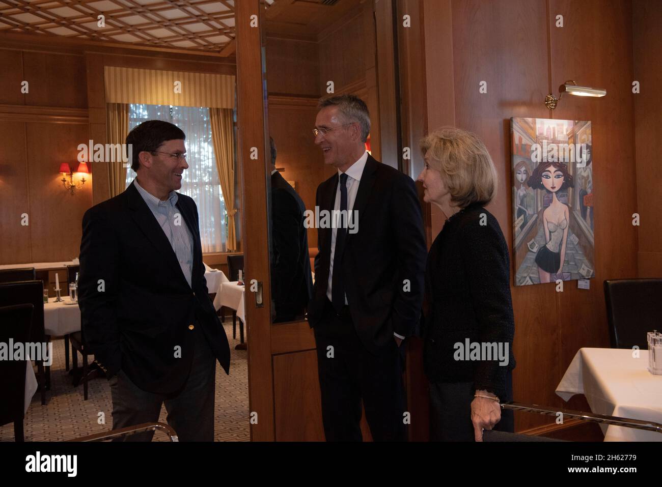 Reportage: Le Secrétaire à la Défense, M. Mark T. Esper, rencontre le Secrétaire général de l'OTAN, M. Jens Stoltenberg, et l'Ambassadeur des États-Unis auprès de l'OTAN, M. Kay Bailey Hutchison, pour un dîner, à Stuttgart, en Allemagne, le 4 septembre 2019. Banque D'Images