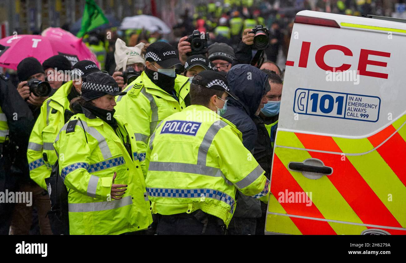 Un manifestant d'arrestation par la police lors de la COP26 à Glasgow, en Écosse. À l'extérieur de l'entrée des délégués au campus des événements écossais.12 novembre 2021 16h. Banque D'Images