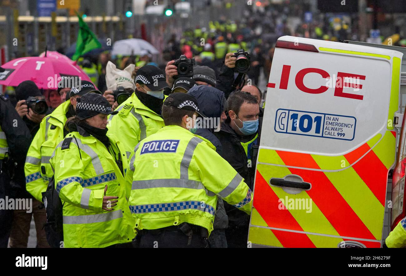 Un manifestant d'arrestation par la police lors de la COP26 à Glasgow, en Écosse. À l'extérieur de l'entrée des délégués au campus des événements écossais.12 novembre 2021 16h. Banque D'Images