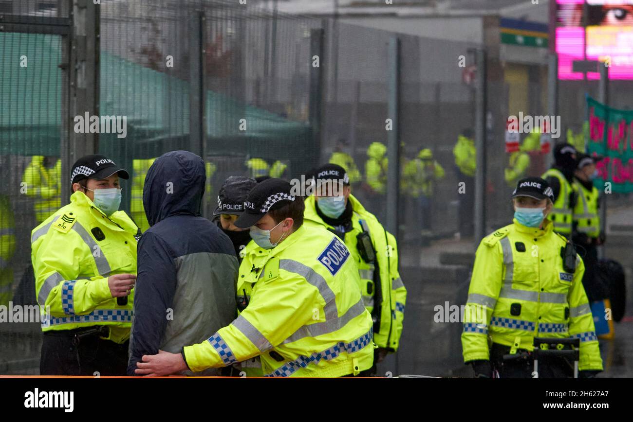 Un manifestant d'arrestation par la police lors de la COP26 à Glasgow, en Écosse. À l'extérieur de l'entrée des délégués au campus des événements écossais.12 novembre 2021 16h. Banque D'Images