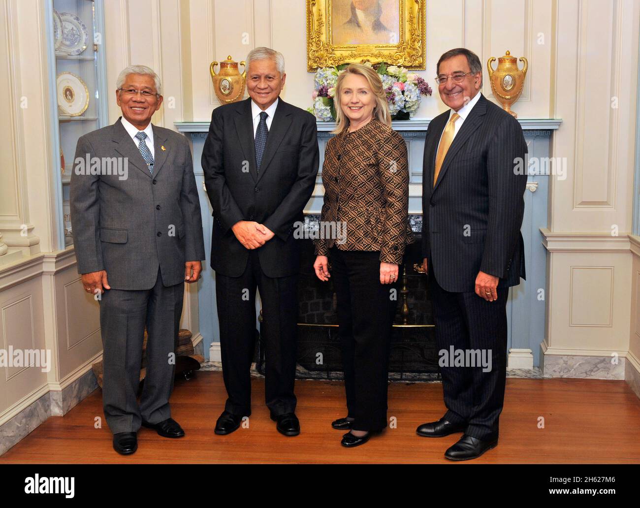 De gauche à droite, Voltaire Gazmin, Secrétaire philippin à la Défense nationale, Albert del Rosario, Secrétaire d'Etat Hillary R. Clinton et Leon Panetta, Secrétaire à la Défense, posent pour une photo officielle avant une réunion au Département d'Etat le lundi 30 avril 2012, à Washington Banque D'Images