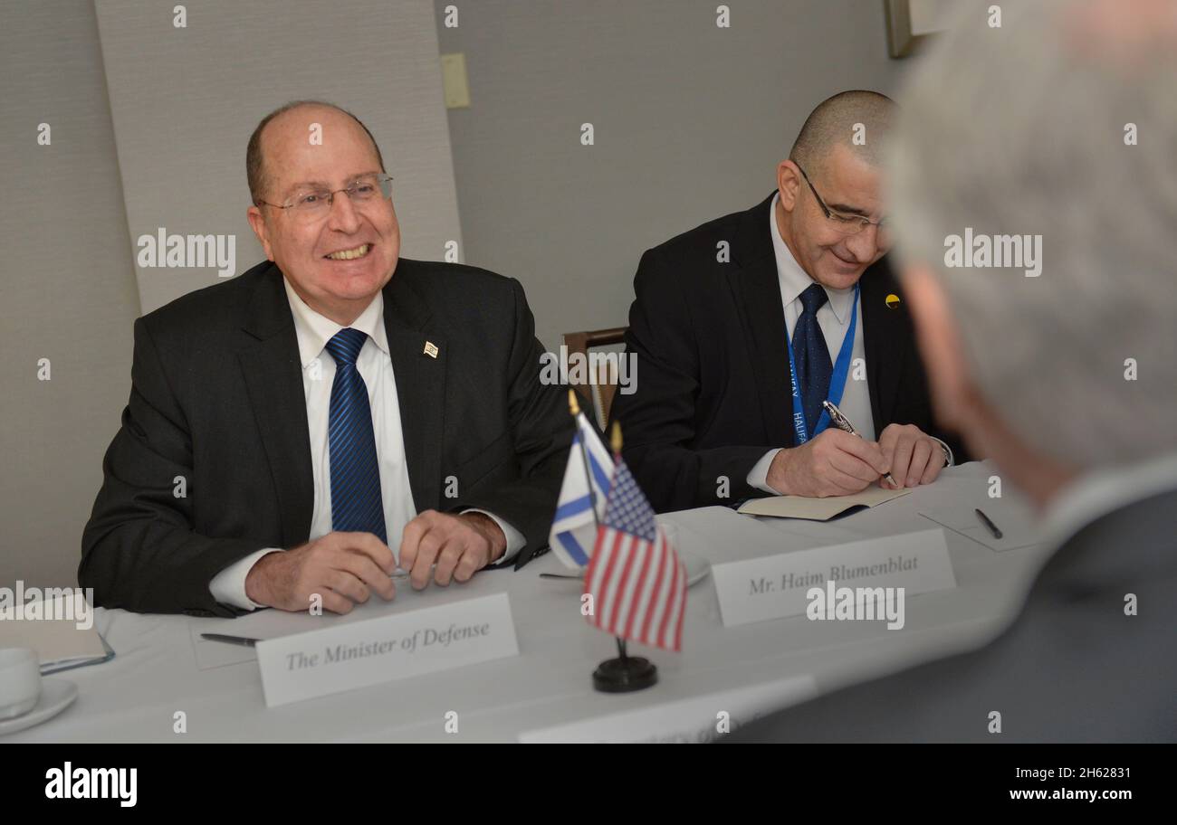 Le ministre israélien de la Défense Moshe ya'alon sourit alors qu'il rencontre le secrétaire à la Défense Chuck Hagel au Forum international de sécurité de Hailfax à Halifax, Canada, le 22 novembre 2013. Banque D'Images