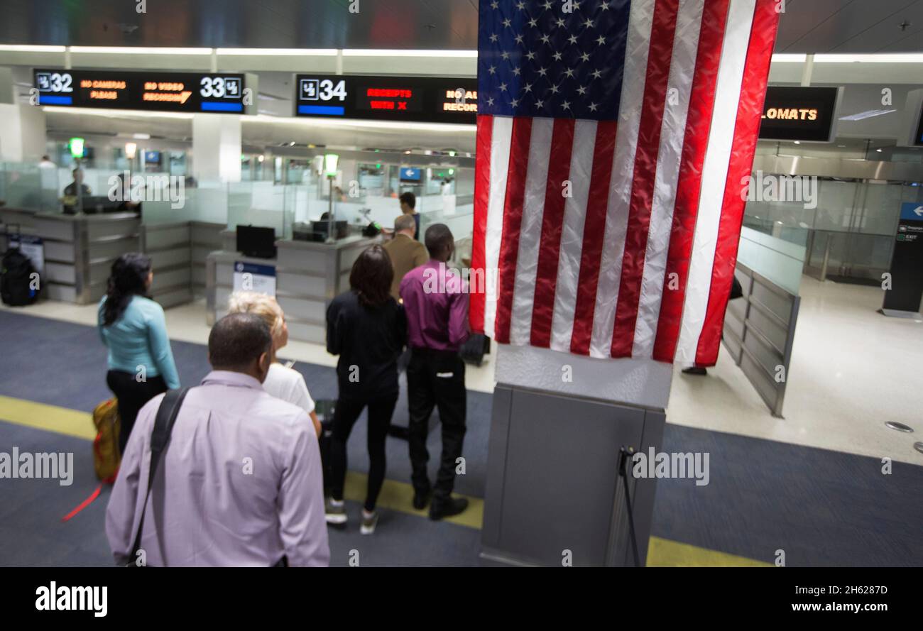 Bureau des opérations sur le terrain des douanes et de la protection des frontières des États-Unis, les agents effectuent des opérations de contrôle standard des arrivées à l'aéroport international de Miami, en Floride, le 10 janvier 2018 Banque D'Images