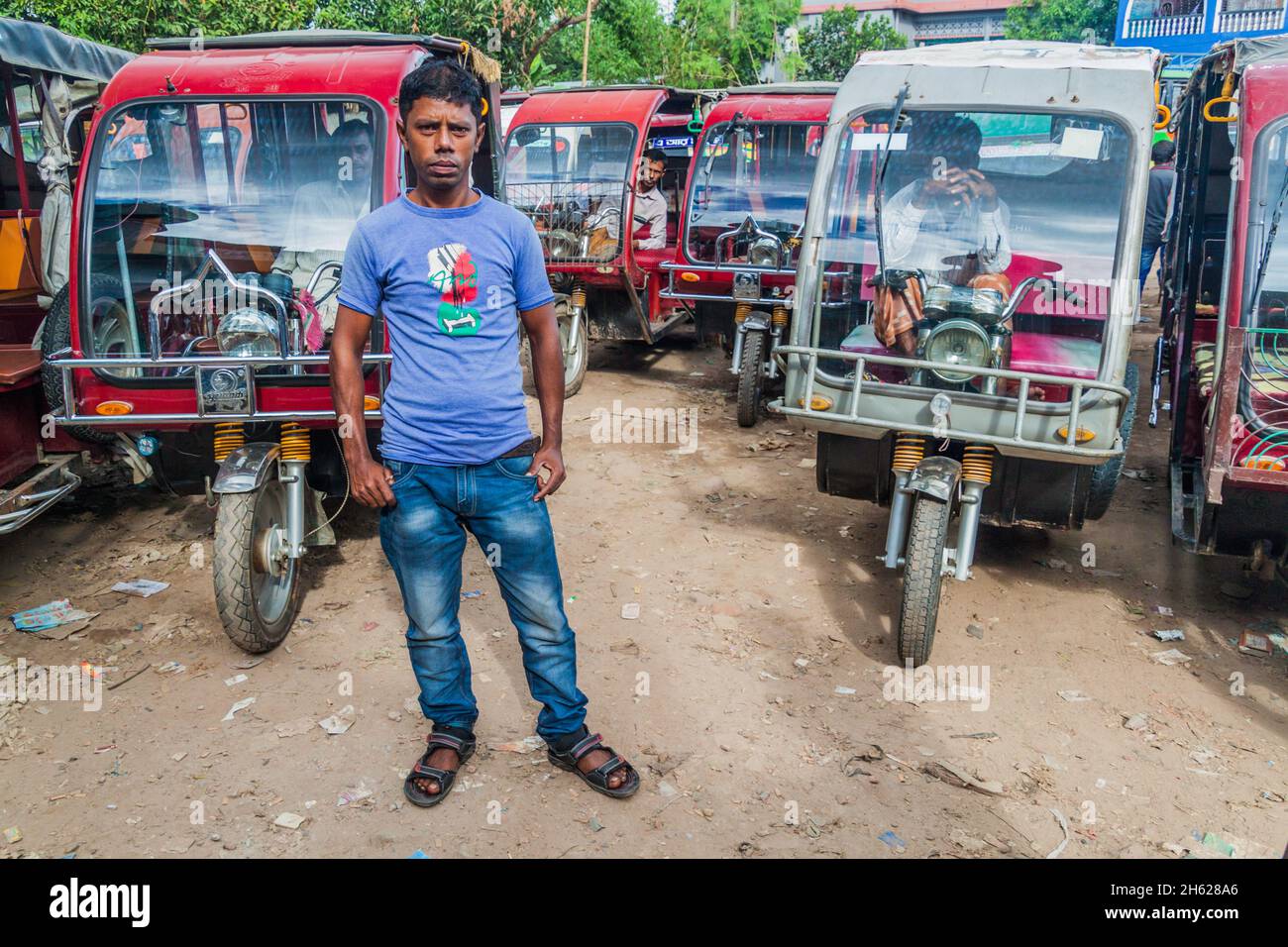 BOGRA, BANGLADESH - 7 NOVEMBRE 2016 : pousse-pousse électrique à Bogra, Bangladesh Banque D'Images