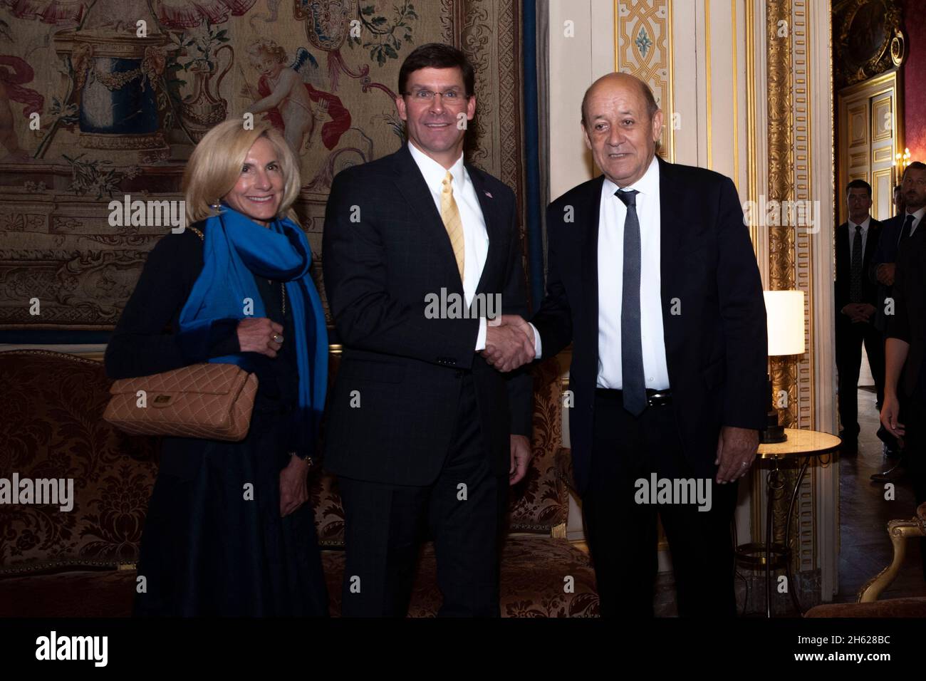 Reportage : le secrétaire à la Défense, Mark T. Esper, et l'ambassadeur des États-Unis en France, Jamie McCourt, rencontrent le ministre français des Affaires étrangères, Jean-Yves le Drian, à Paris, le 7 septembre 2019. Banque D'Images