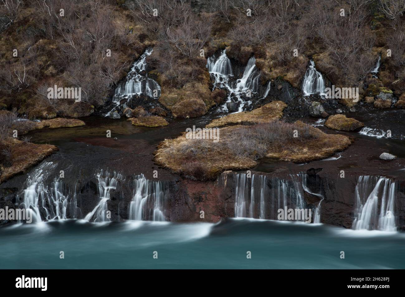 la cascade hraunfossar à l'ouest de l'islande. Banque D'Images