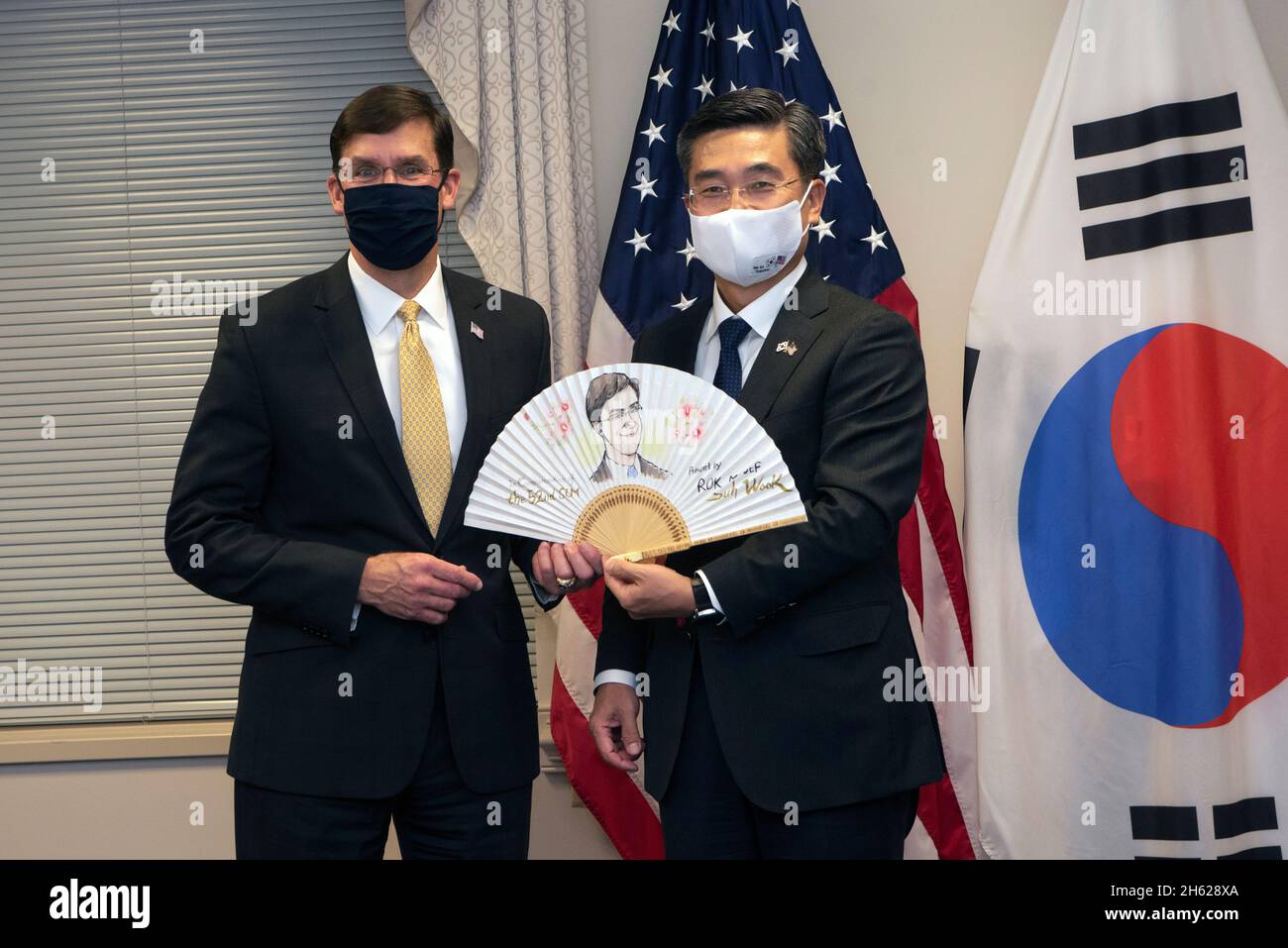 Reportage: Le Secrétaire de la Défense, M. Mark T. Esper, reçoit un fan avec sa ressemblance, à la fin d'un dîner officiel avec le Ministre de la Défense nationale de la République de Corée, Suh Wook, le Pentagone, Washington, D.C., 13 octobre,2020. Banque D'Images