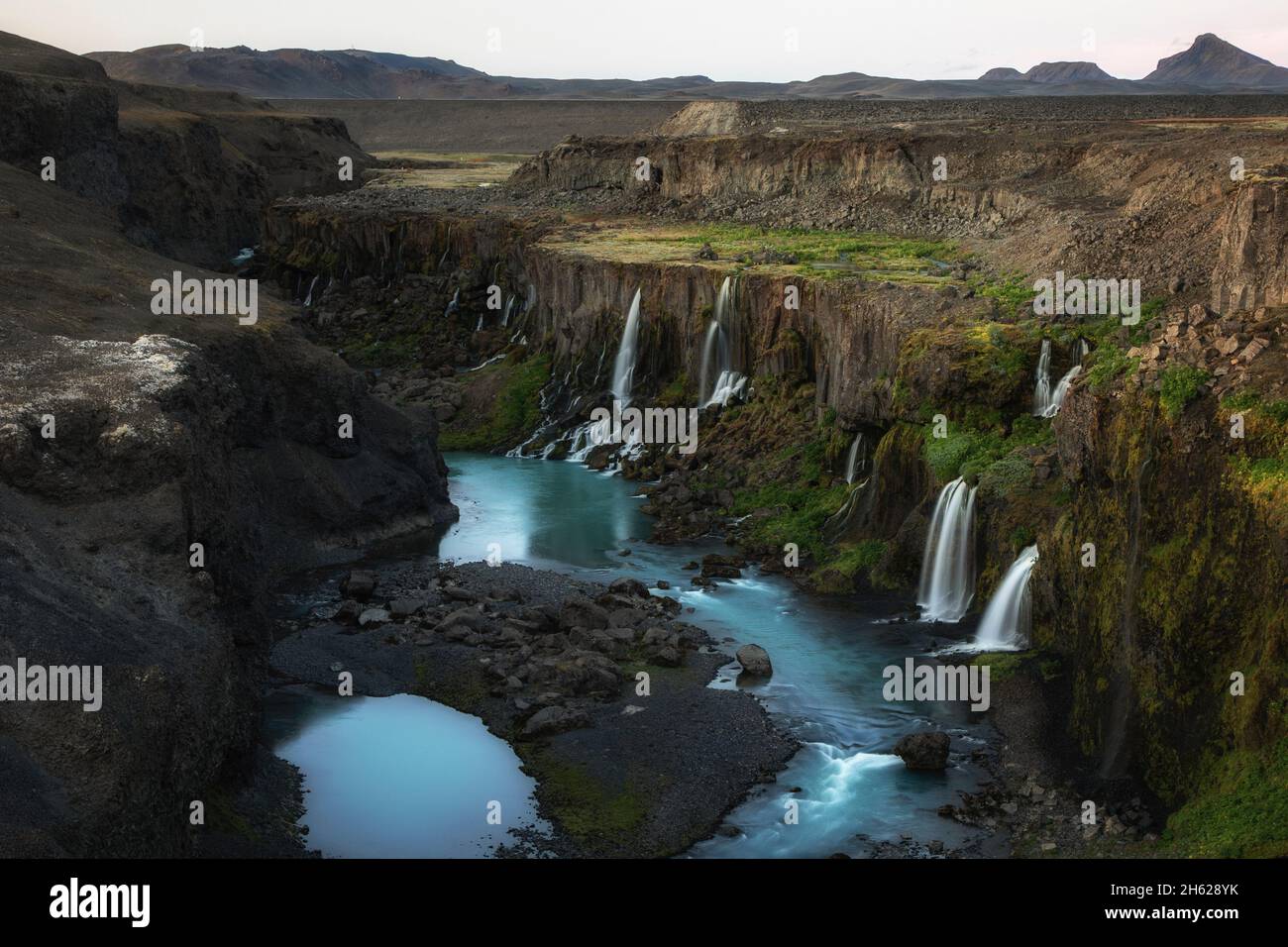 un canyon dans les hauts plateaux islandais avec des cascades. Banque D'Images
