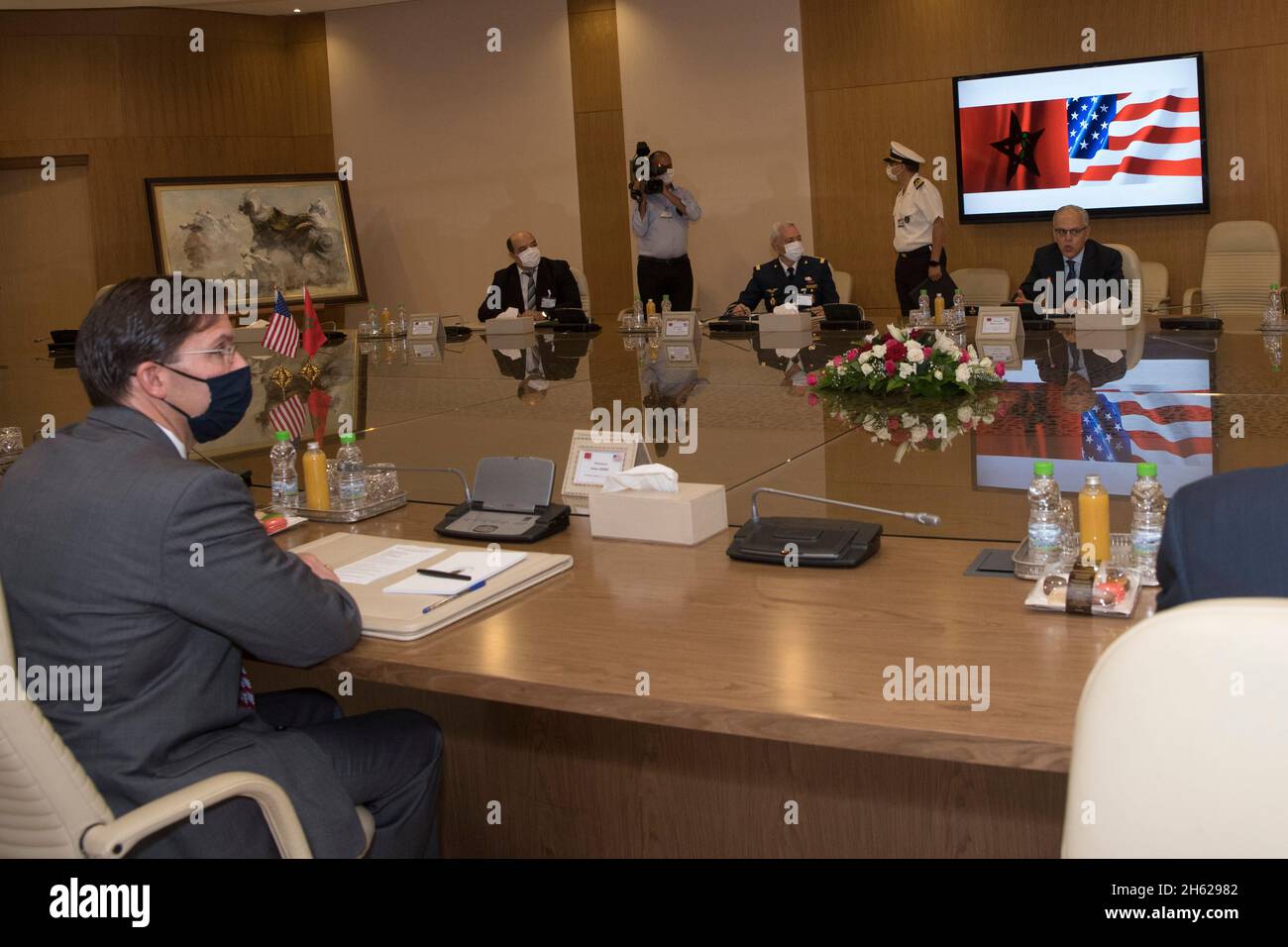 Reportage : le Secrétaire à la Défense, M. Mark T. Esper, rencontre le Ministre délégué à l'Administration de la Défense nationale, M. Abdellatif Loudiyi, au Ministère de l'Administration de la Défense nationale, Rabat (Maroc), le 2 octobre 2020. Banque D'Images