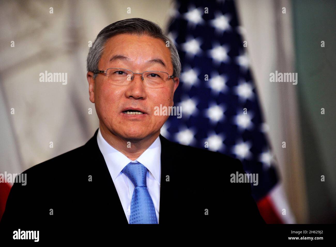 Le ministre sud-coréen des Affaires étrangères et du Commerce, Kim Sung Hwan, répond à une question qui se pose lors d'une conférence de presse conjointe au ministère d'État de Washington, D.C., le 14 juin 2012. Banque D'Images