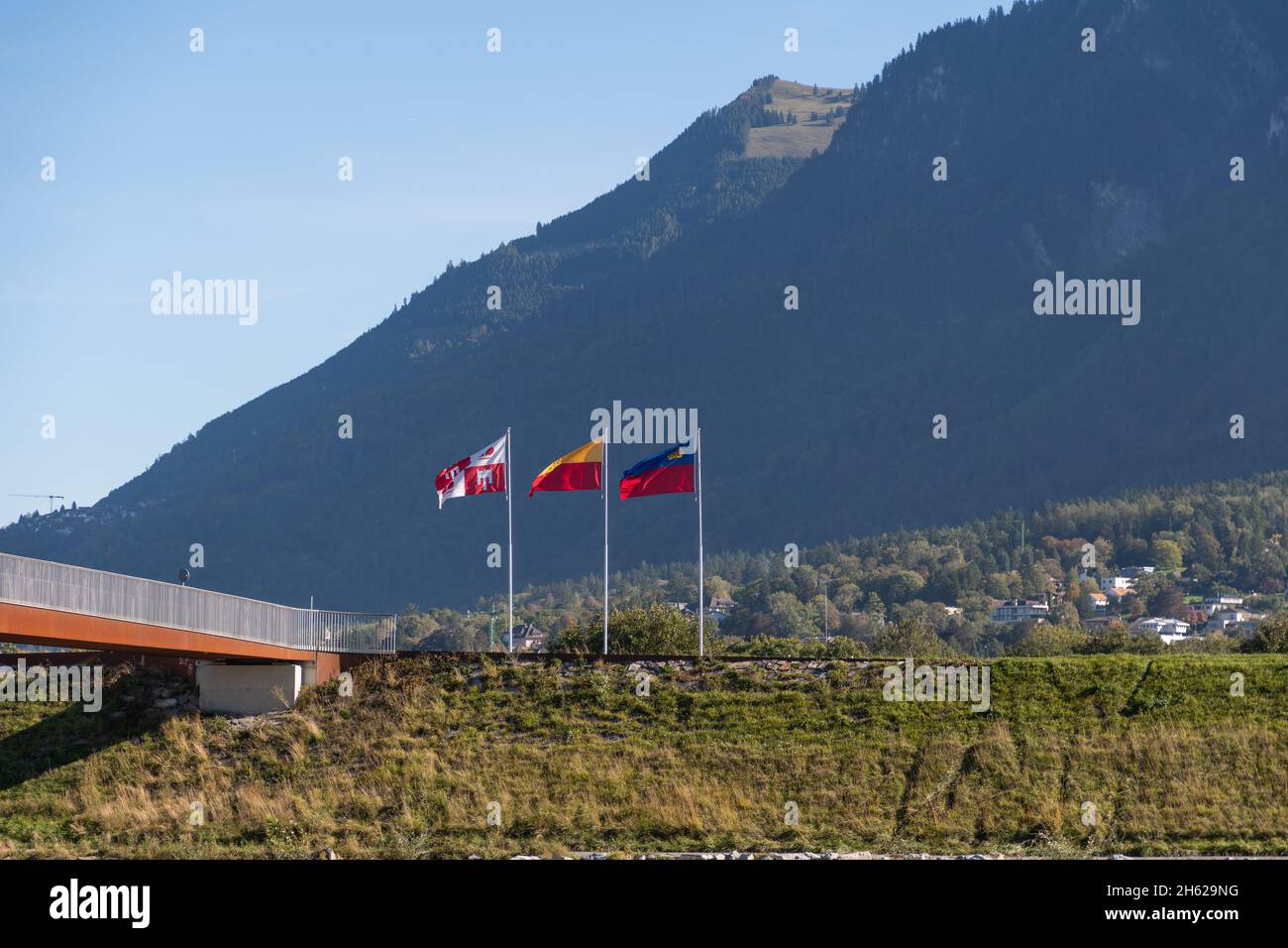 Vaduz, Liechtenstein, 11 octobre 2021 le drapeau national du pays du Liechtenstein agite dans le vent Banque D'Images