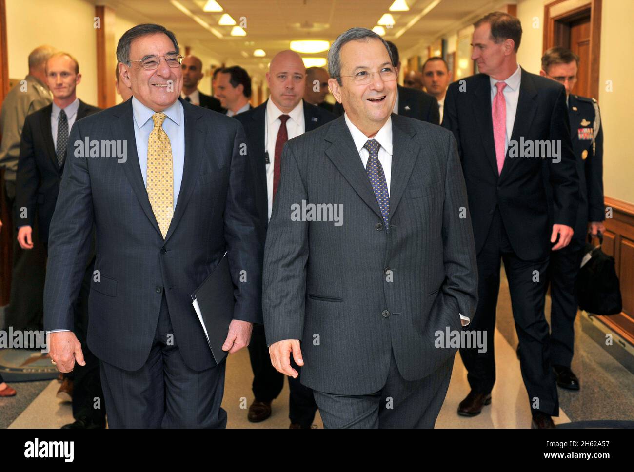 Le secrétaire à la Défense Leon Panetta et le ministre israélien de la Défense Ehud Barak se rendent à l'Auditorium du Pentagone peu avant le début d'une célébration du souvenir de l'Holocauste jeudi 19 avril 2012. Banque D'Images Le secrétaire à la Défense Leon Panetta et le ministre israélien de la Défense Ehud Barak se rendent à l'Auditorium du Pentagone peu avant le début d'une célébration du souvenir de l'Holocauste jeudi 19 avril 2012. Banque D'Images