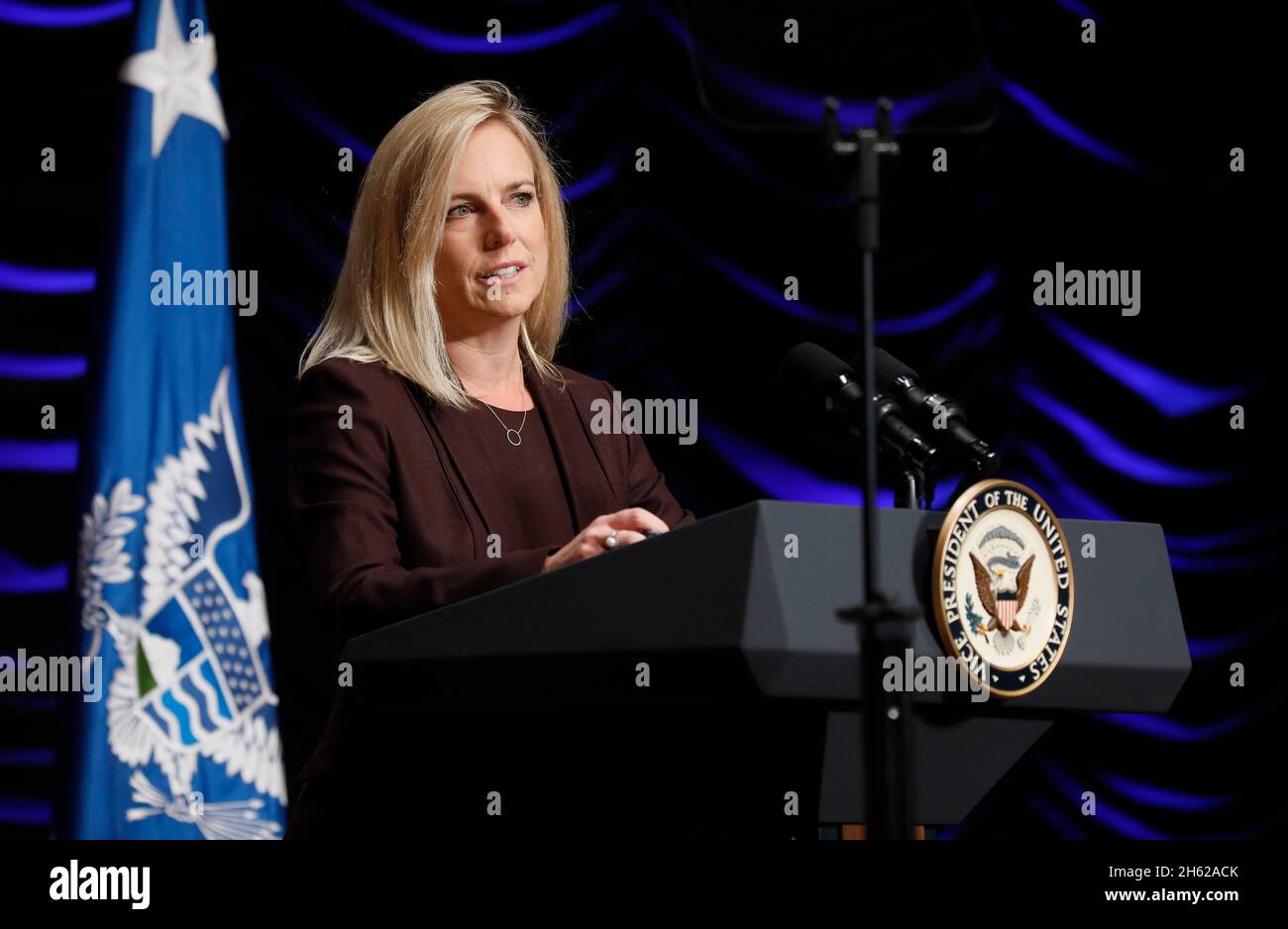 Kirstjen Nielsen, secrétaire à la sécurité intérieure, présente le vice-président des États-Unis, Mike Pence, lors d'une célébration du 15e anniversaire de la formation du DHS qui s'est tenue à l'édifice Ronald Reagan à Washington, D.C., le 1er mars 2018. Banque D'Images