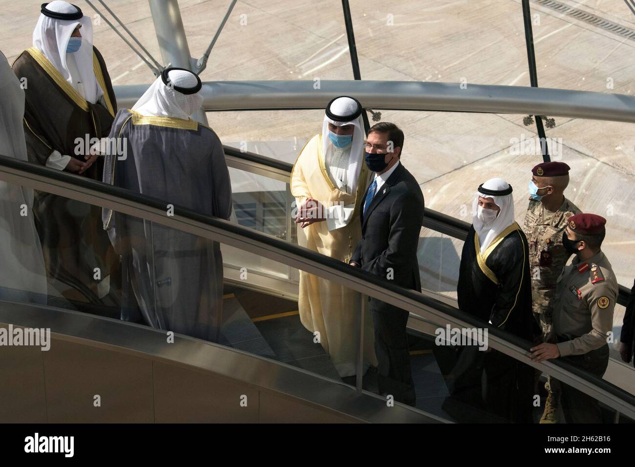 Reportage : le Secrétaire à la défense, M. Mark T. Esper, s'entretient avec le Ministre koweïtien des affaires étrangères, le cheikh Ahmad Nasser al-Mohammed al-Sabah, avant de rencontrer le nouvel émir du Koweït, Emir Nawaf Al-Ahmad Al-Sabah, pour offrir ses condoléances au nom du Président Donald J. Trump à l'occasion du décès d'Emir Sabah Al-Ahmad Al-Jaber Al-Sabah,Koweït City, Koweït, 4 octobre 2020. Banque D'Images